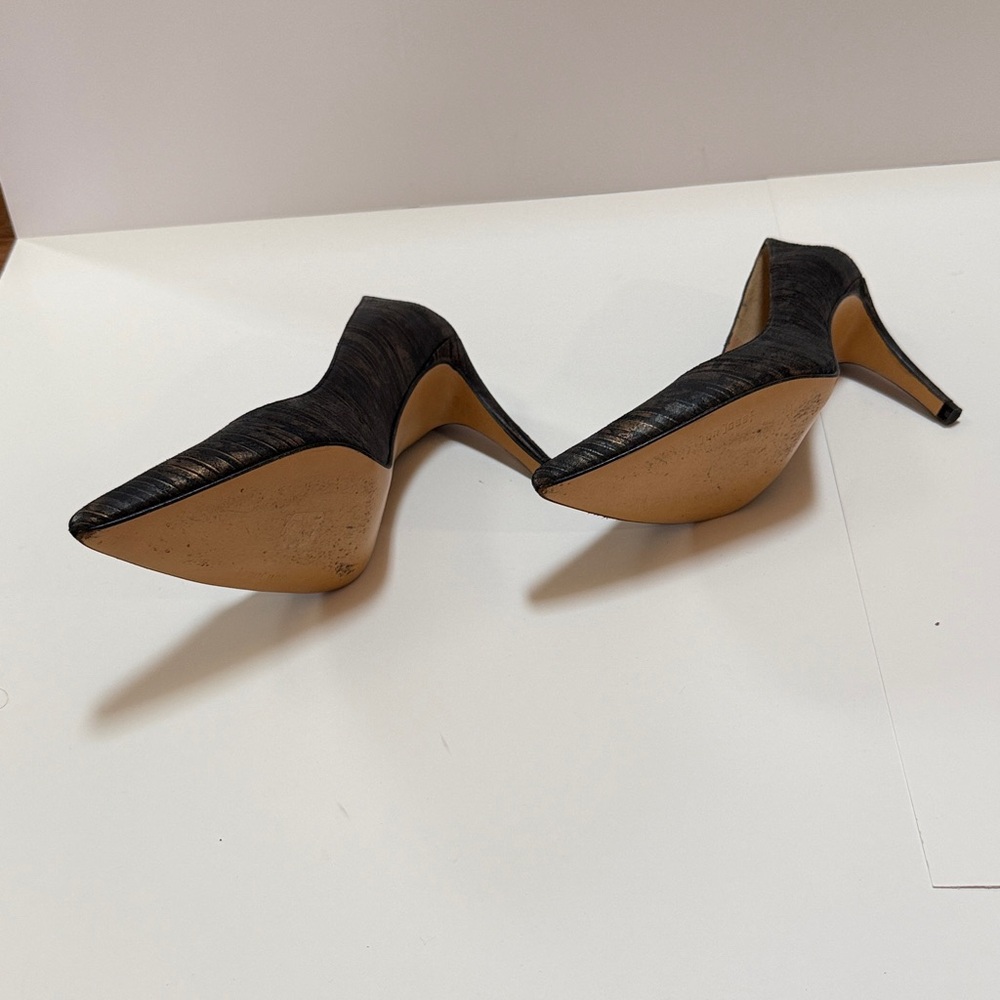 Elegant Black and Gold Women's Heels - Picture 2 of 6